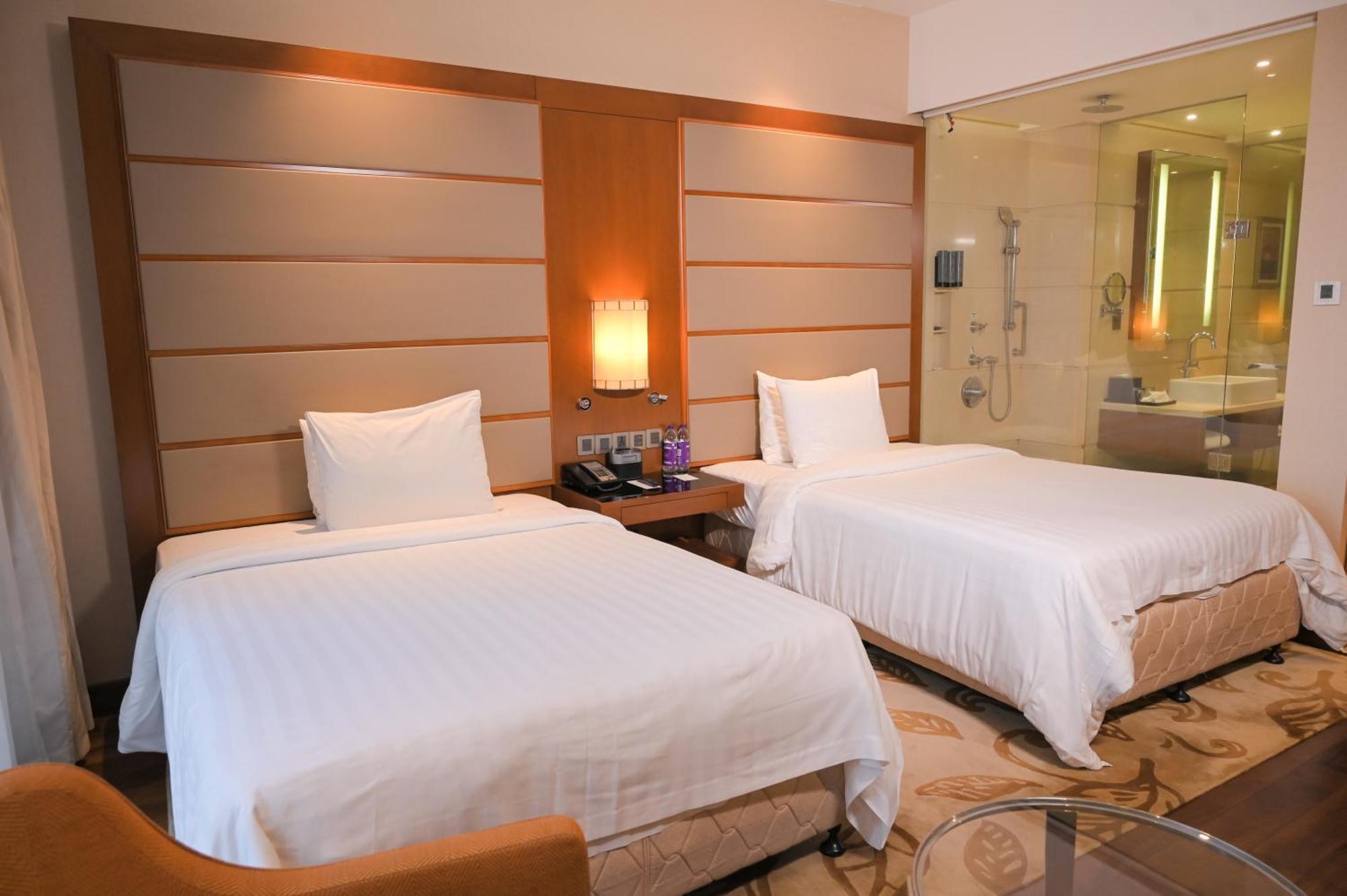 Courtyard By Marriott Kochi Airport Hotel Nedumbassery Exterior foto A room at the hotel