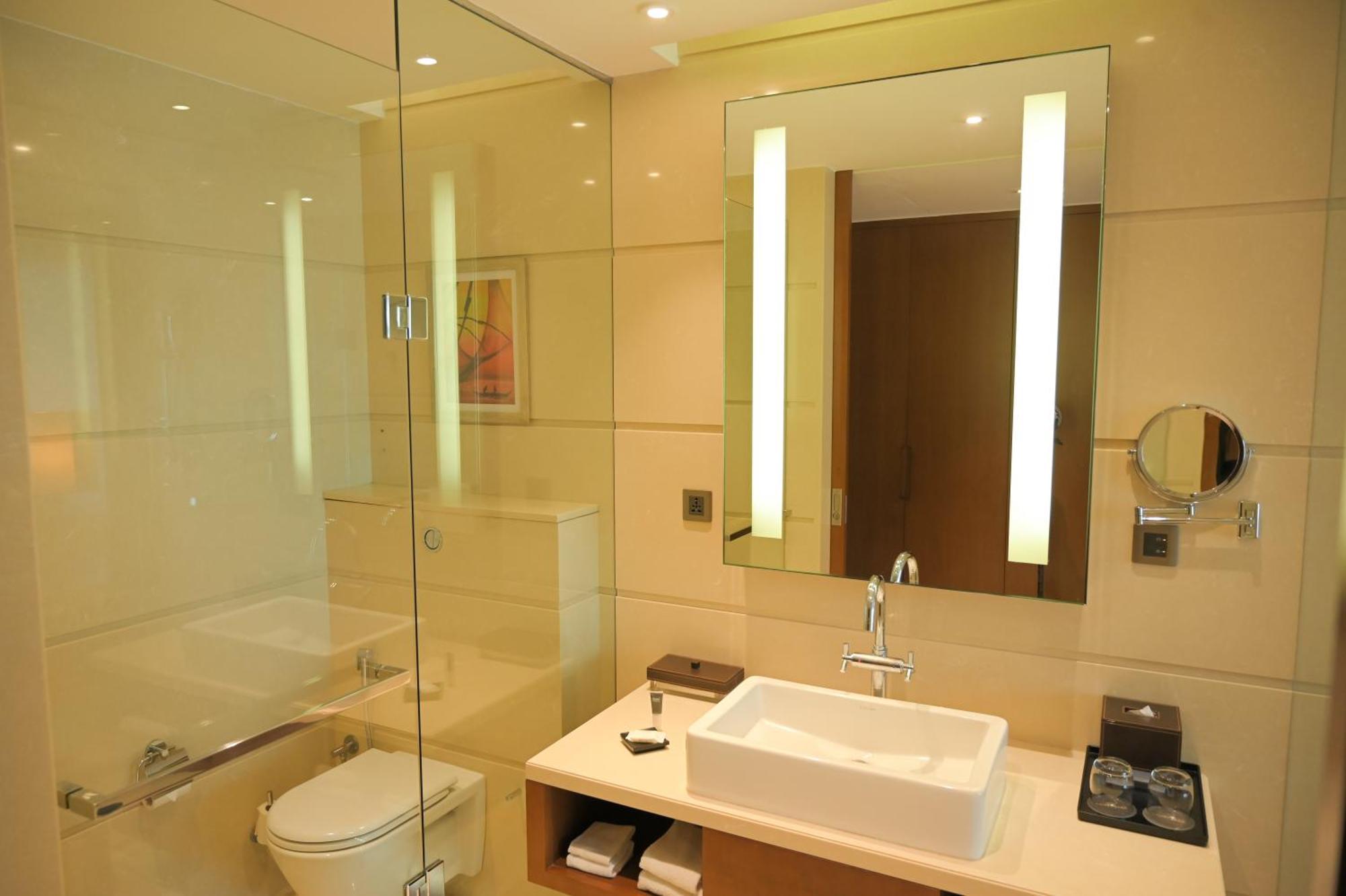 Courtyard By Marriott Kochi Airport Hotel Nedumbassery Exterior foto Bathroom