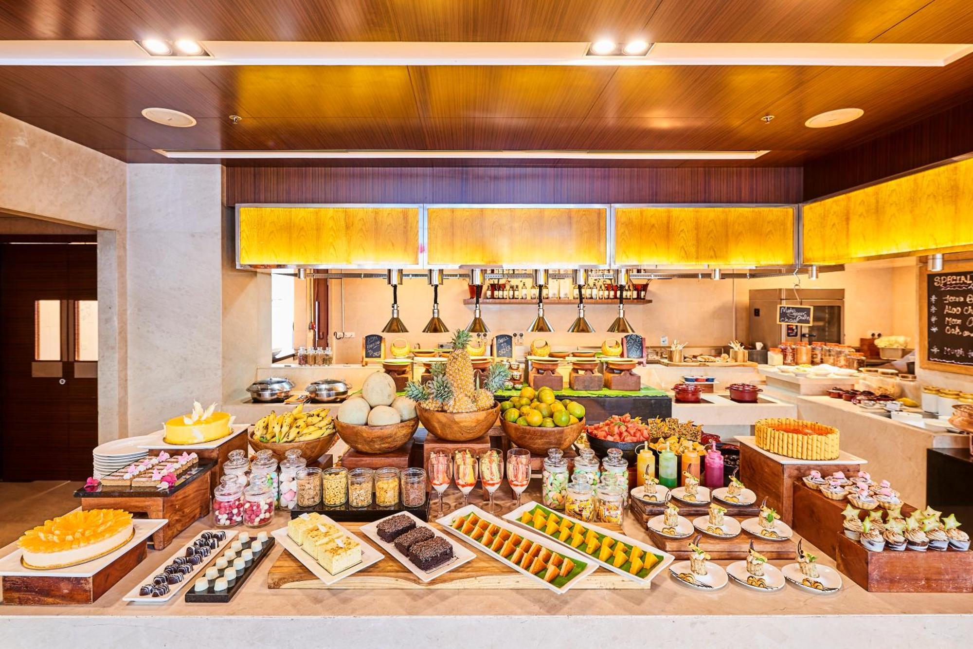 Courtyard By Marriott Kochi Airport Hotel Nedumbassery Exterior foto The buffet at the hotel
