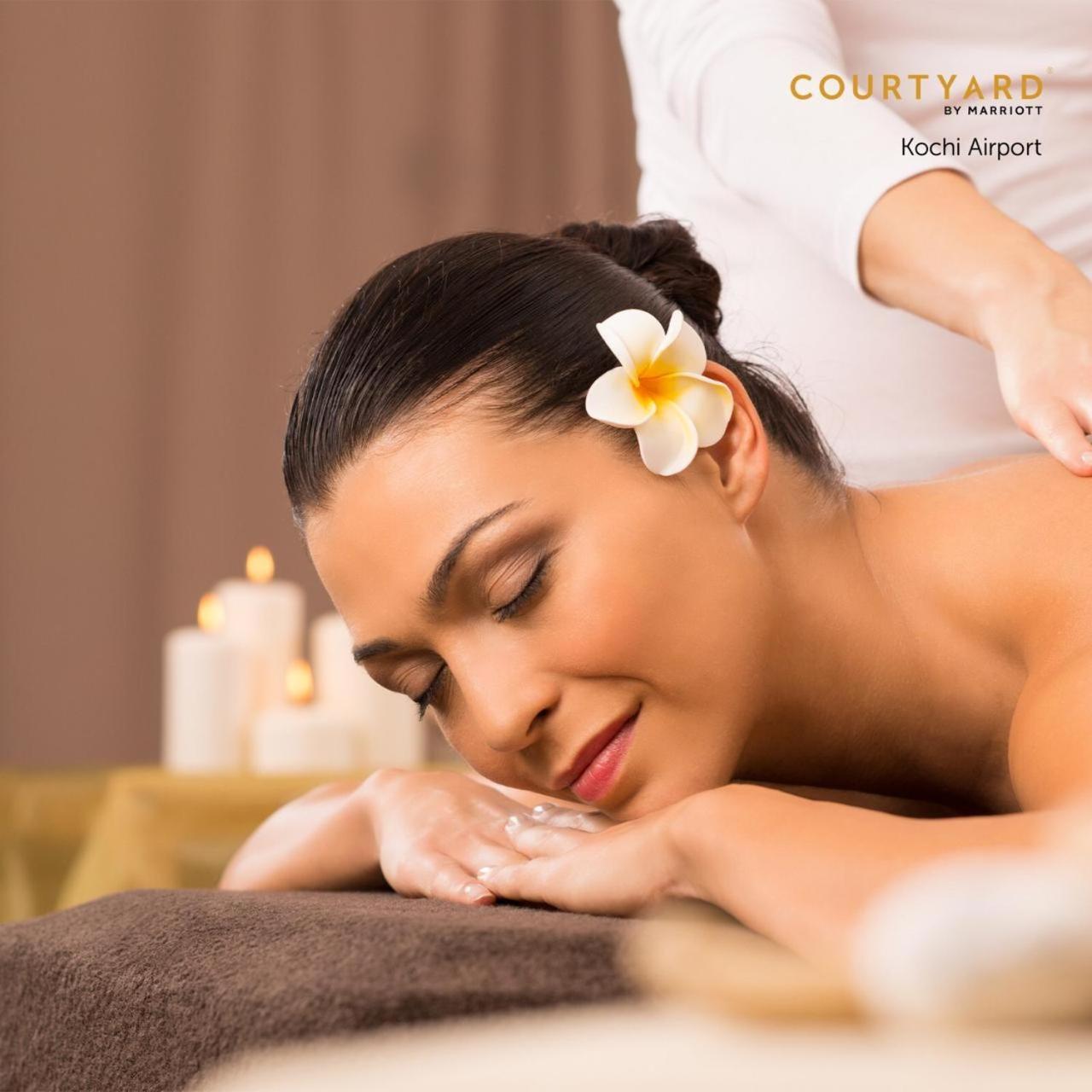 Courtyard By Marriott Kochi Airport Hotel Nedumbassery Exterior foto A woman receiving a massage