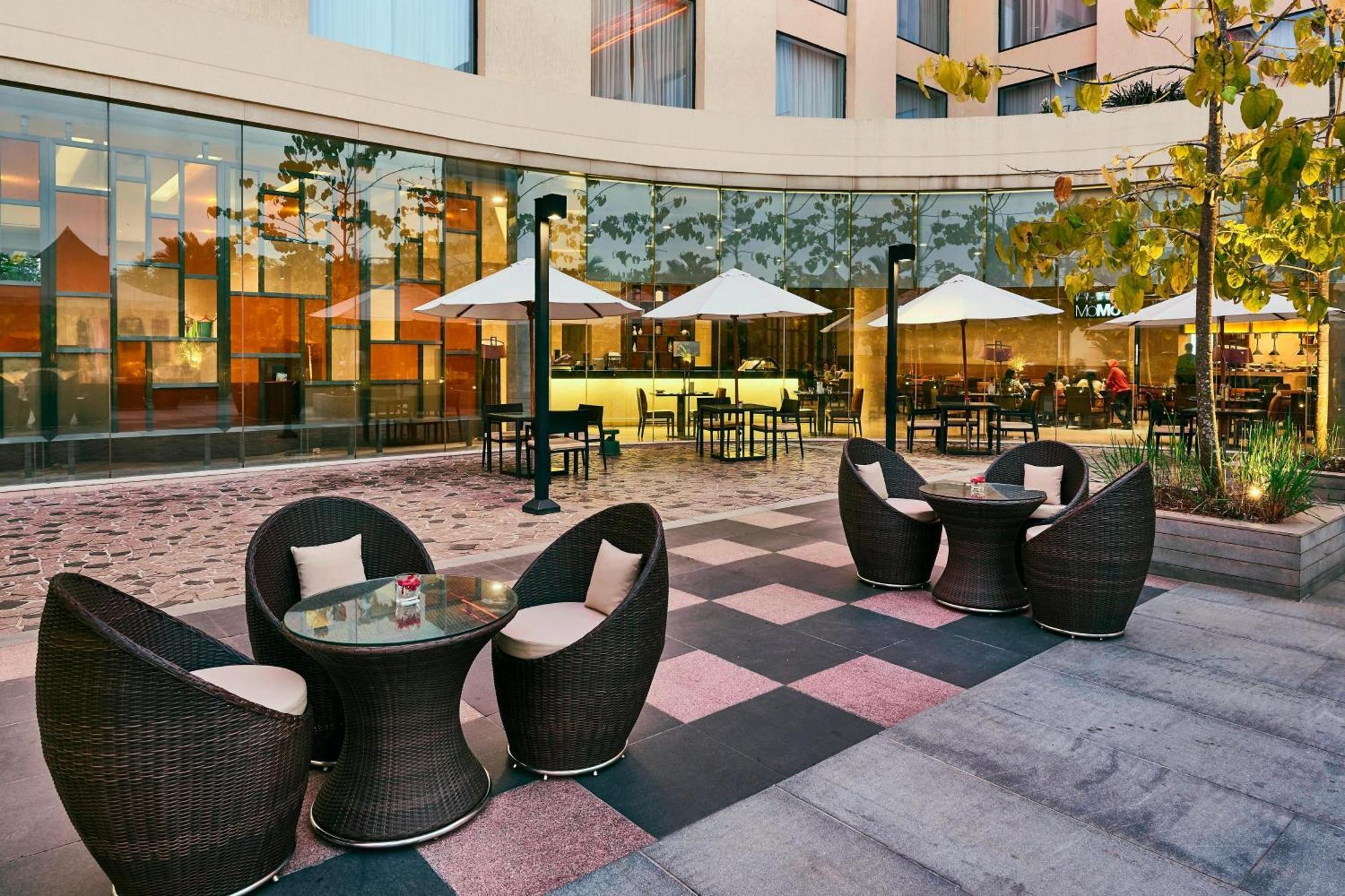 Courtyard By Marriott Kochi Airport Hotel Nedumbassery Exterior foto The hotel's outdoor lounge