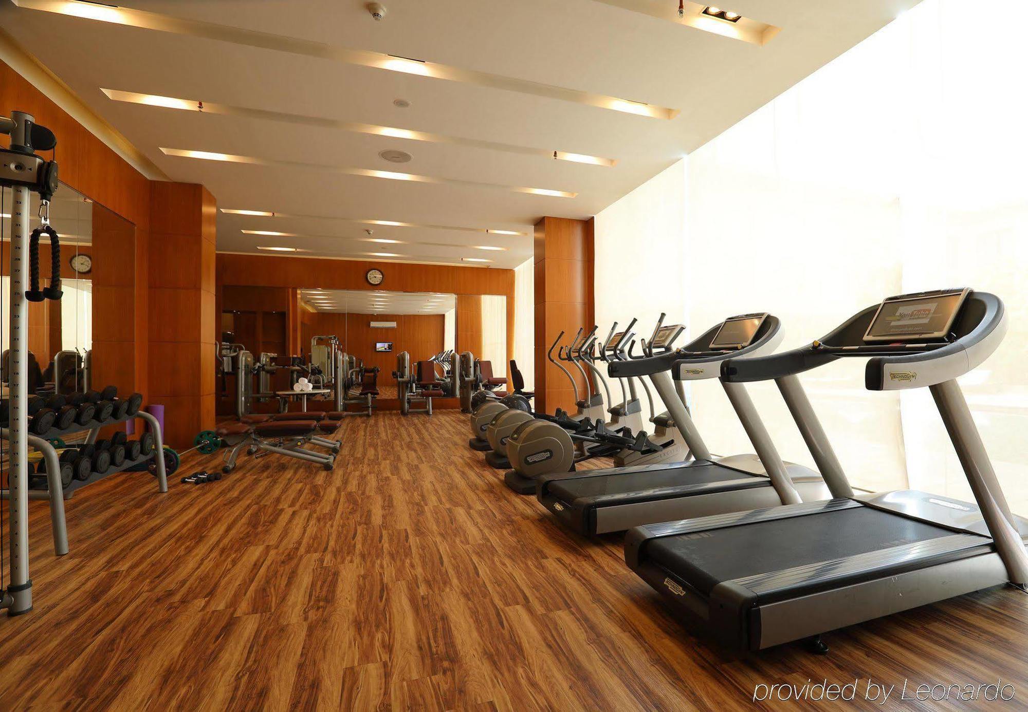 Courtyard By Marriott Kochi Airport Hotel Nedumbassery Exterior foto A gym in a hotel