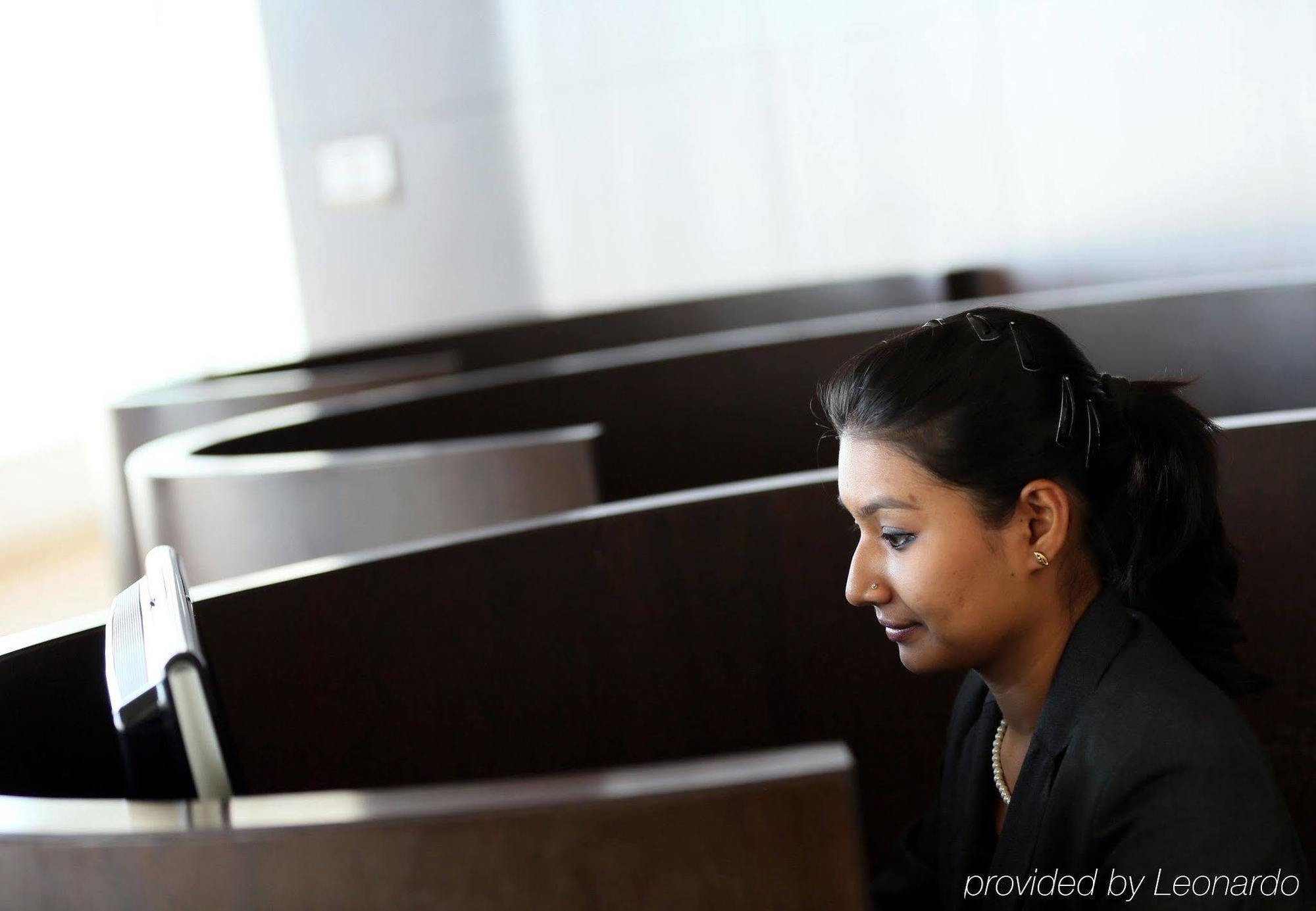 Courtyard By Marriott Kochi Airport Hotel Nedumbassery Exterior foto A call centre employee in India
