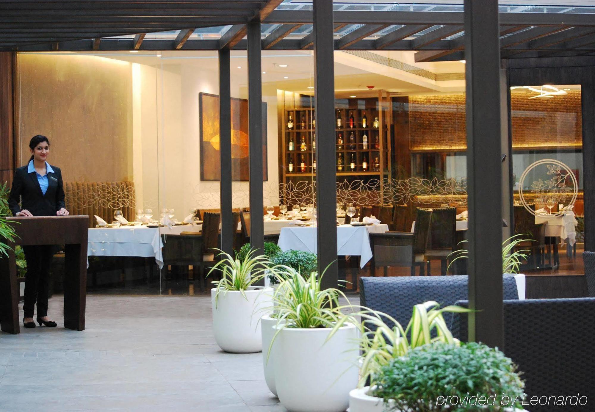 Courtyard By Marriott Kochi Airport Hotel Nedumbassery Exterior foto The restaurant